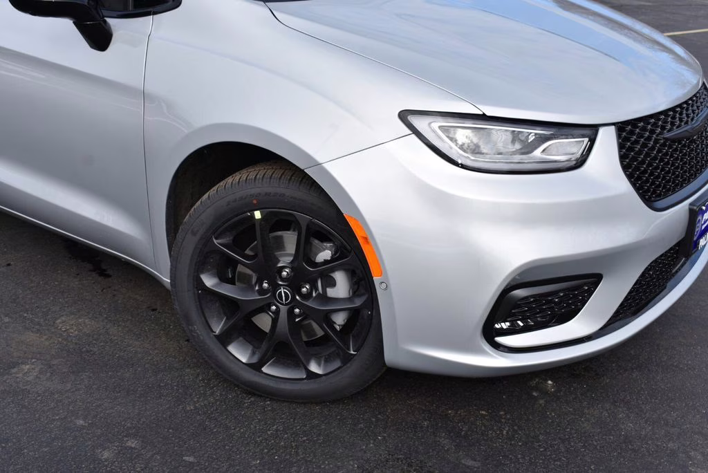 2026 Silver Mist Clearcoat Chrysler Pacifica Limited AWD Van