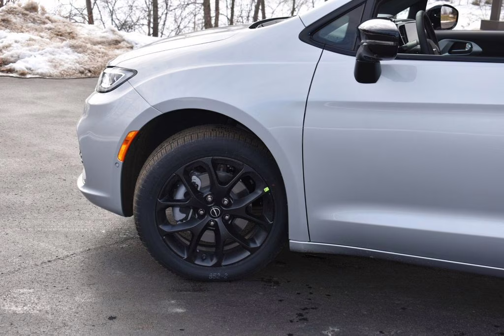 2026 Silver Mist Clearcoat Chrysler Pacifica Limited AWD Van