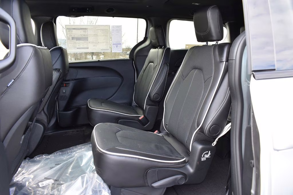 2026 Silver Mist Clearcoat Chrysler Pacifica Limited AWD Van