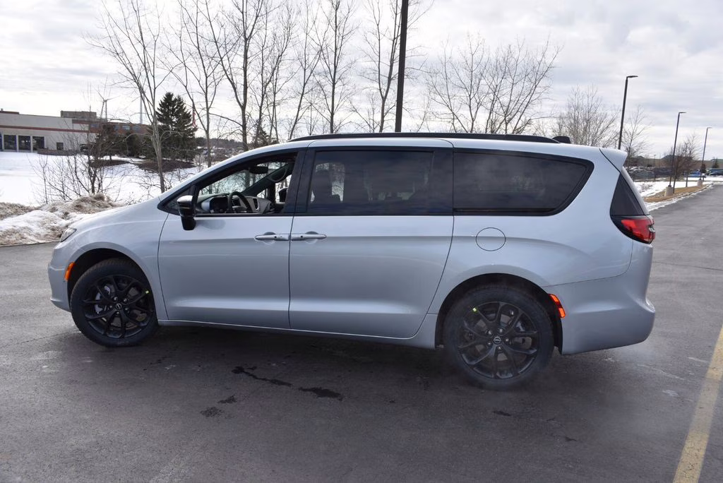 2026 Silver Mist Clearcoat Chrysler Pacifica Limited AWD Van