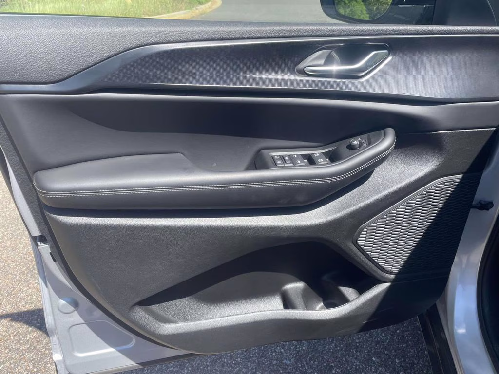 2025 Silver Zynith Jeep Grand Cherokee Altitude X 4X4 SUV