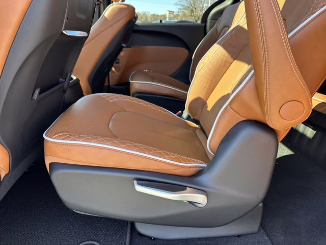 2026 Diamond Black Crystal Pearlcoat Chrysler Pacifica Pinnacle FWD Van