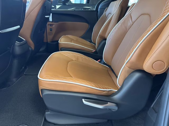 2026 Bright White Clearcoat Chrysler Pacifica Pinnacle FWD Van