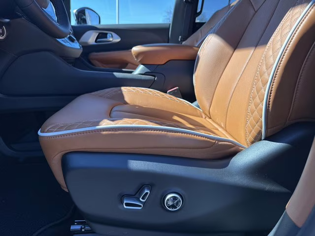 2026 Diamond Black Crystal Pearlcoat Chrysler Pacifica Pinnacle FWD Van