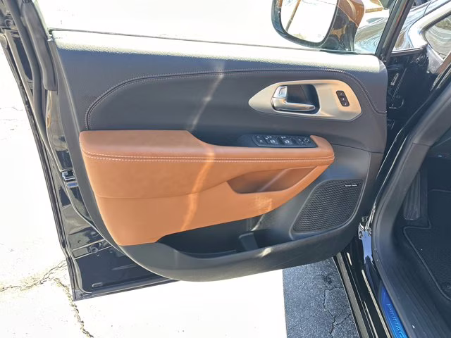 2026 Diamond Black Crystal Pearlcoat Chrysler Pacifica Pinnacle FWD Van