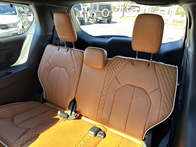 2026 Diamond Black Crystal Pearlcoat Chrysler Pacifica Pinnacle FWD Van