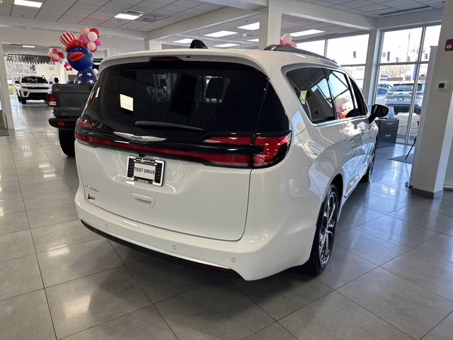 2026 Bright White Clearcoat Chrysler Pacifica Pinnacle FWD Van