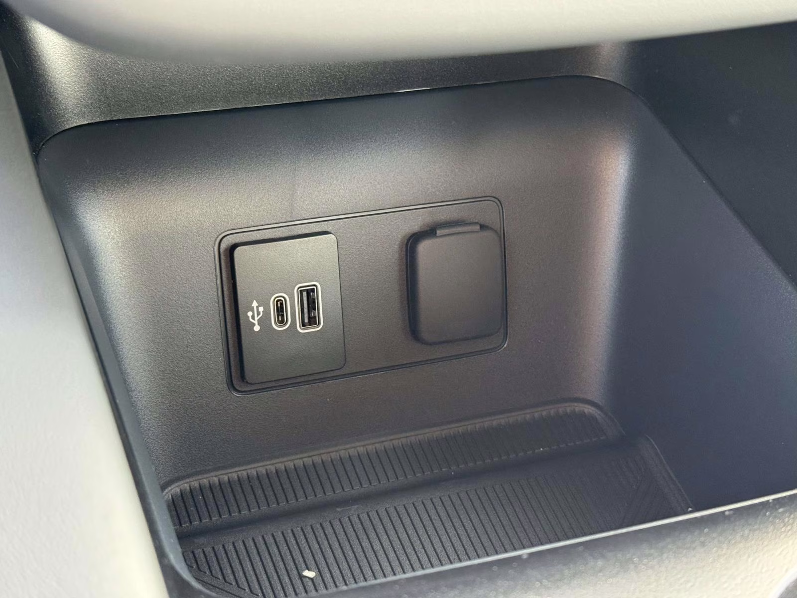 2026 Carbonized Gray Metallic Ford Explorer Active w/200A Pkg 4WD 4X4 SUV