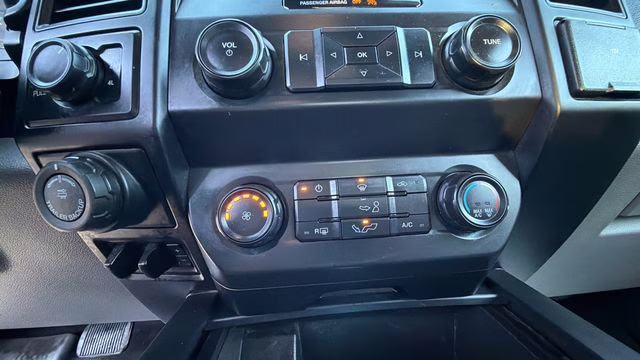 2019 Oxford White Ford F-150 XL 4X4 Truck