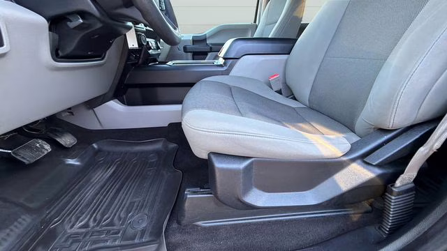 2019 Oxford White Ford F-150 XL 4X4 Truck