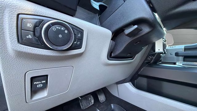 2019 Oxford White Ford F-150 XL 4X4 Truck