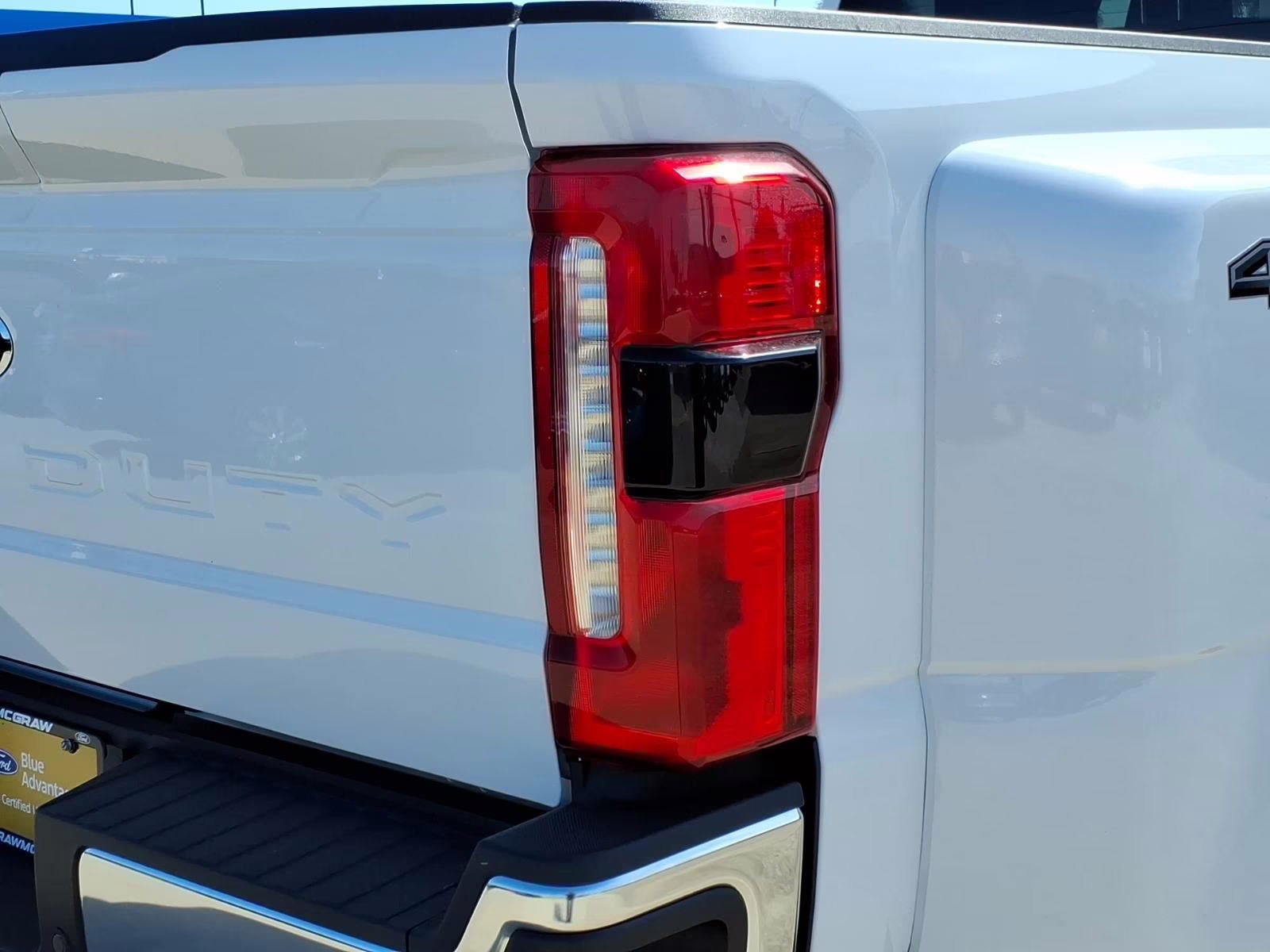 2026 Oxford White Ford Super Duty F-450 DRW Lariat 4X4 Truck