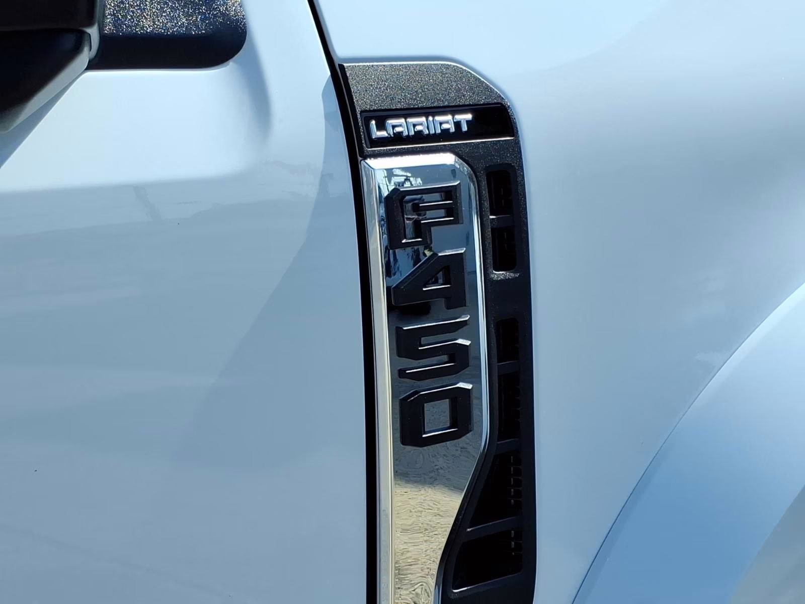 2026 Oxford White Ford Super Duty F-450 DRW Lariat 4X4 Truck