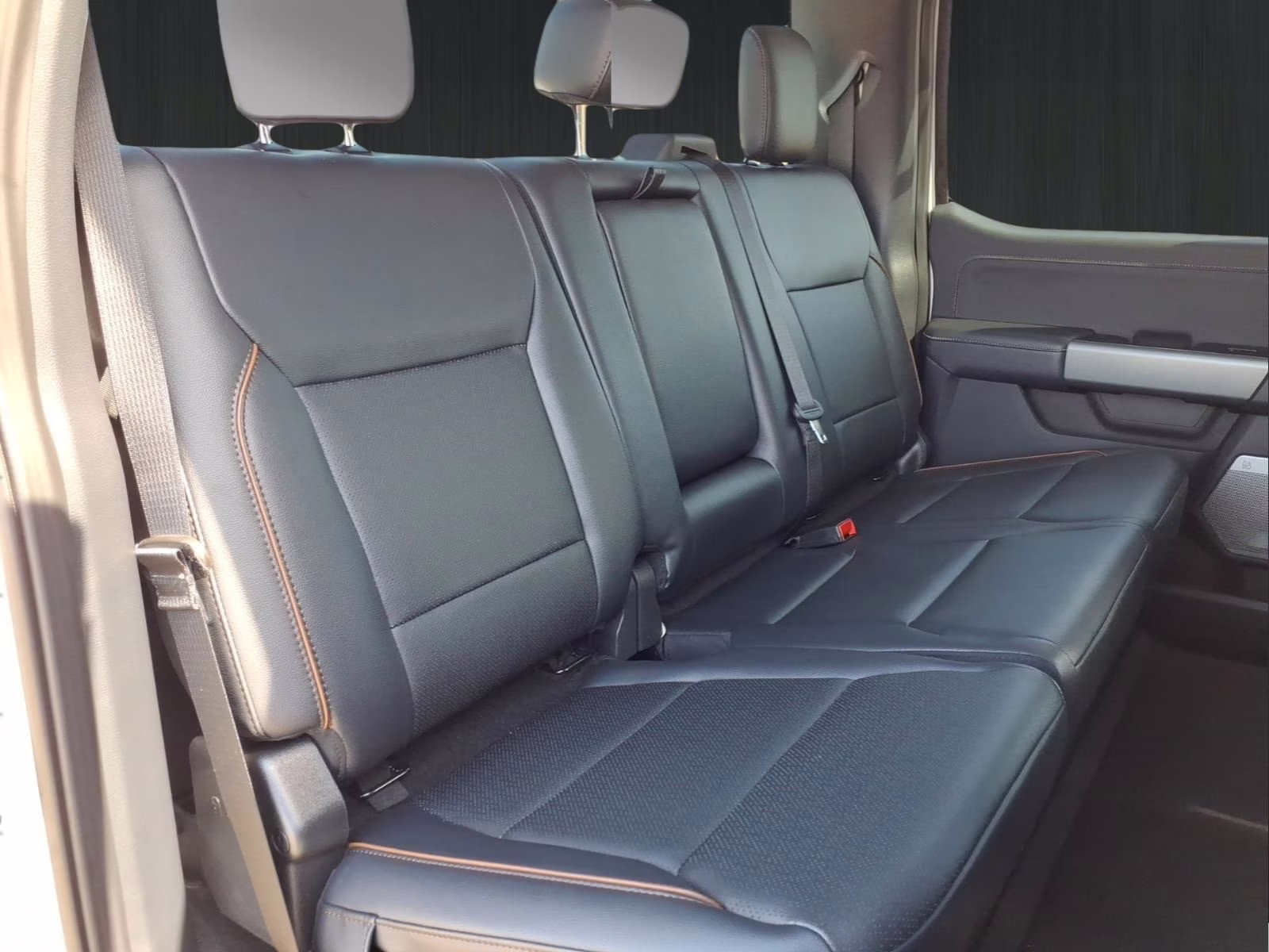 2026 Oxford White Ford Super Duty F-450 DRW Lariat 4X4 Truck
