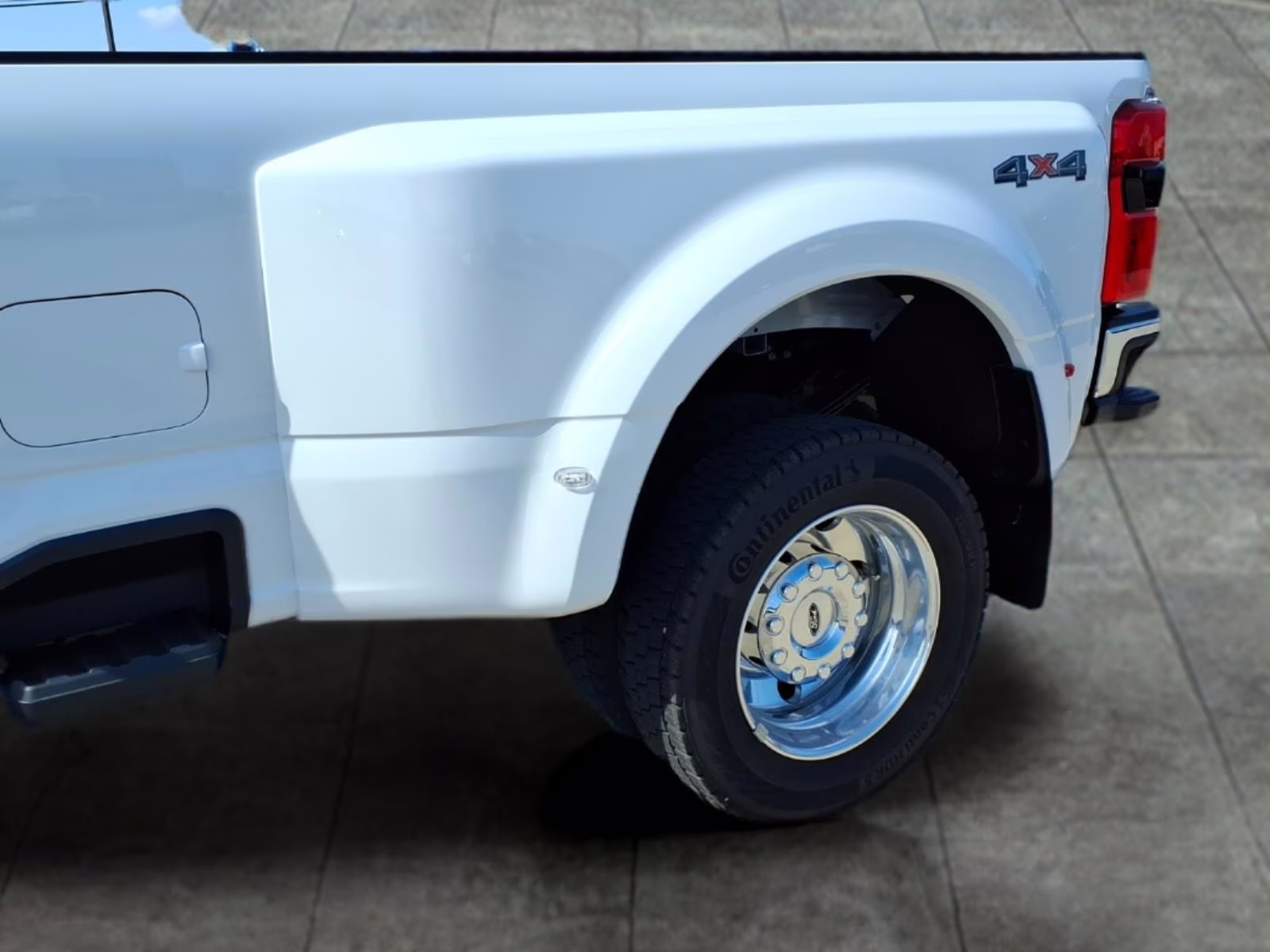 2026 Oxford White Ford Super Duty F-450 DRW Lariat 4X4 Truck
