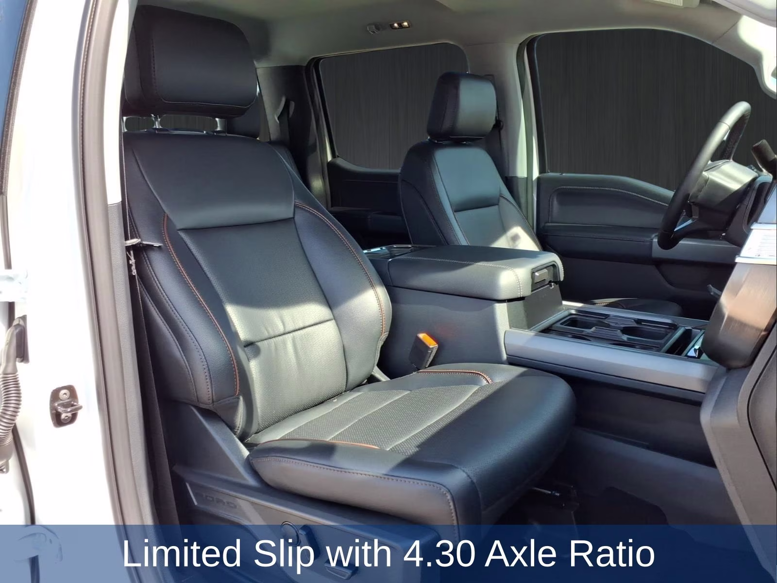 2026 Oxford White Ford Super Duty F-450 DRW Lariat 4X4 Truck