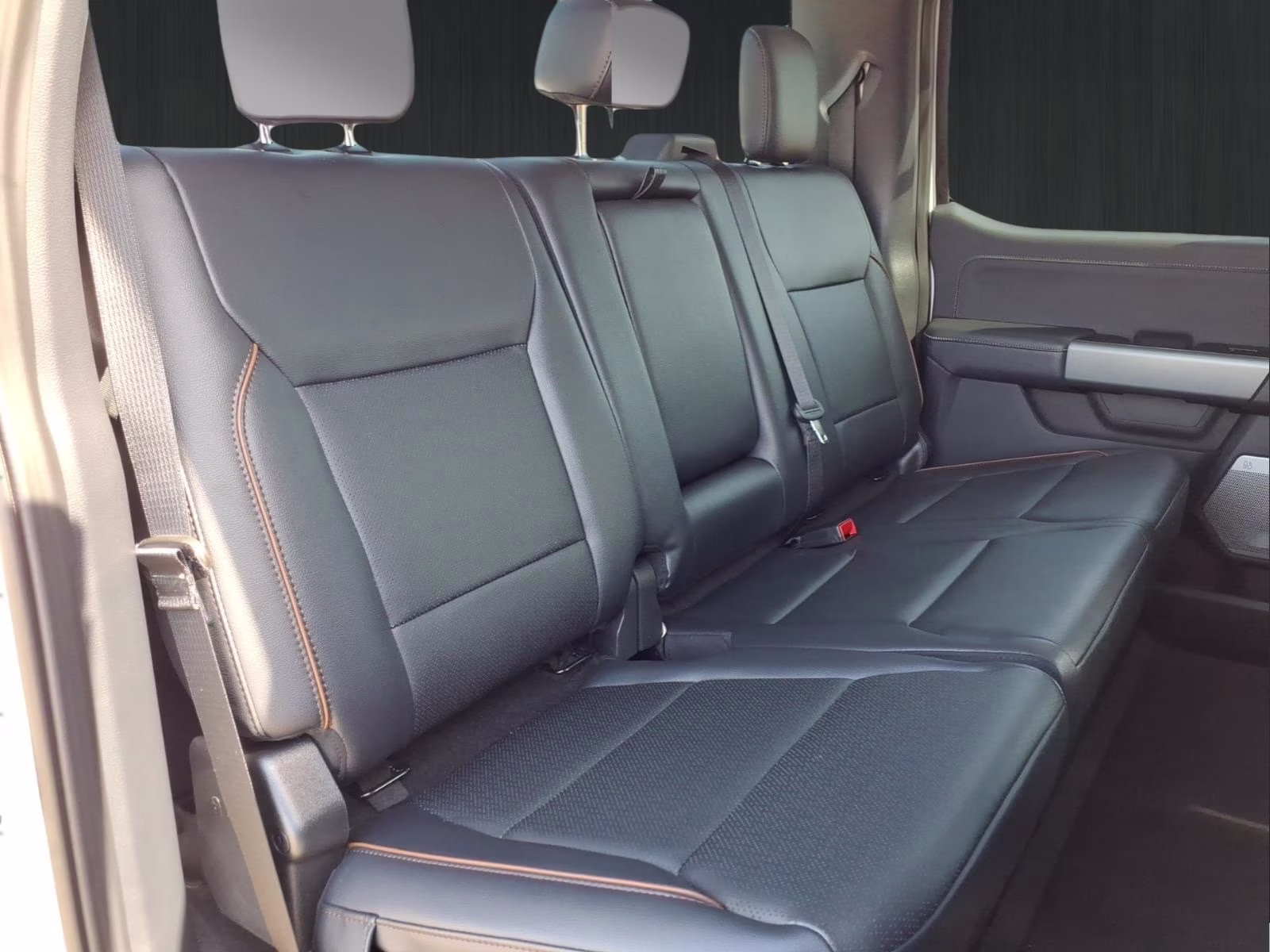 2026 Oxford White Ford Super Duty F-450 DRW Lariat 4X4 Truck