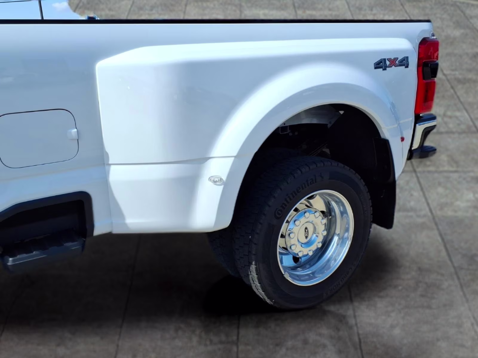 2026 Oxford White Ford Super Duty F-450 DRW Lariat 4X4 Truck