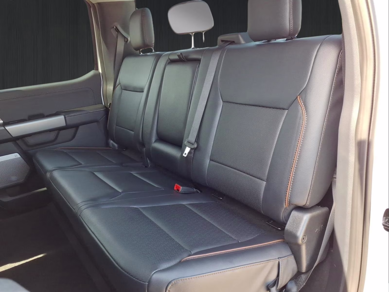 2026 Oxford White Ford Super Duty F-450 DRW Lariat 4X4 Truck