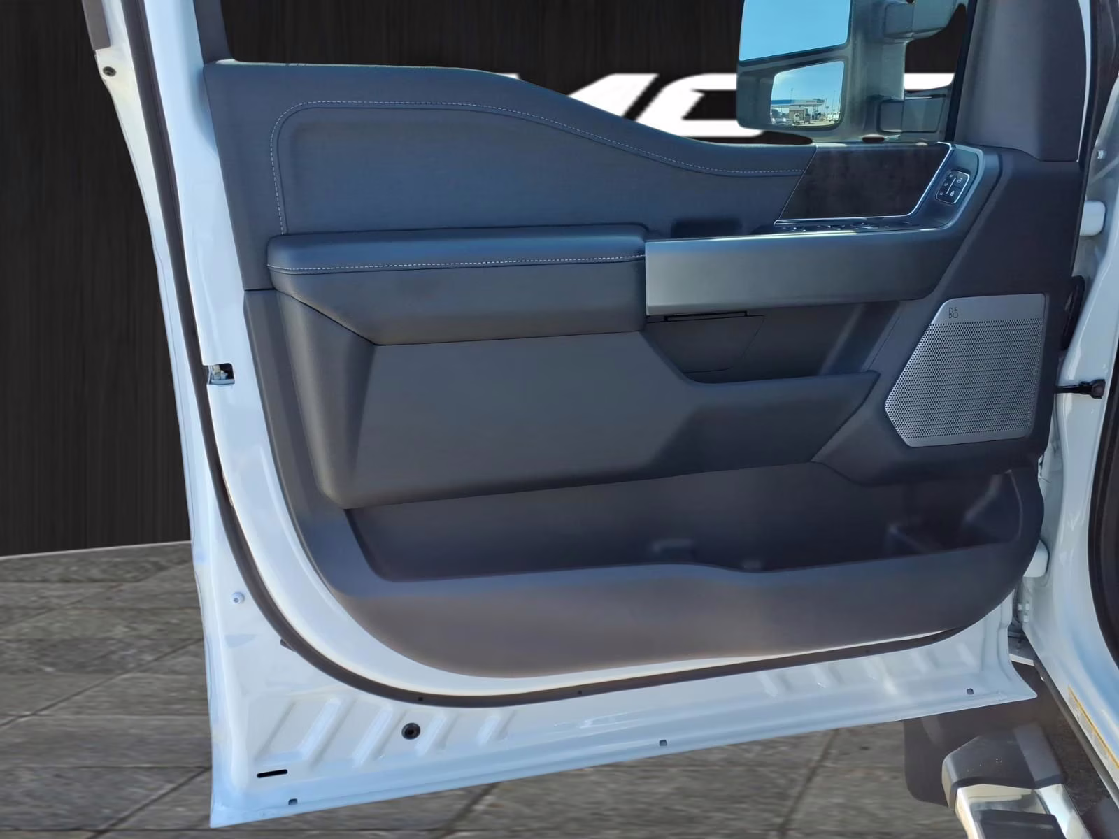 2026 Oxford White Ford Super Duty F-450 DRW Lariat 4X4 Truck