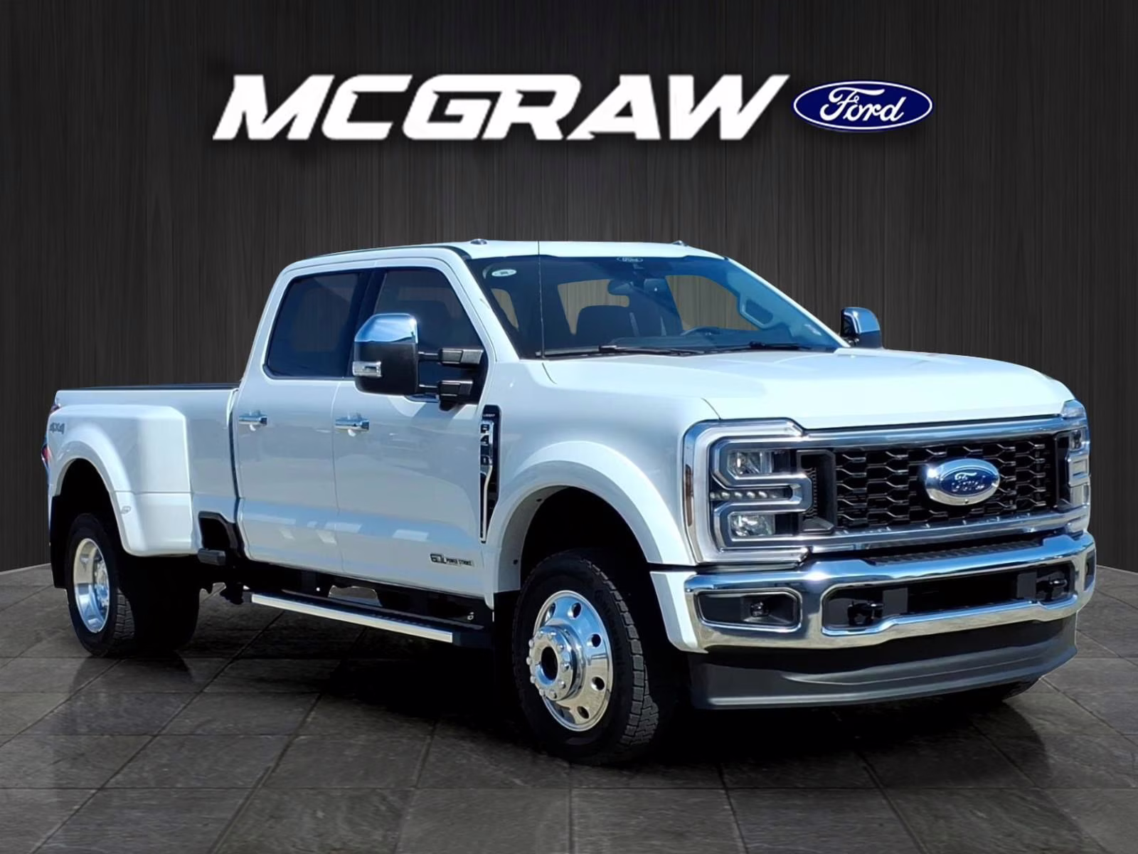2026 Oxford White Ford Super Duty F-450 DRW Lariat 4X4 Truck