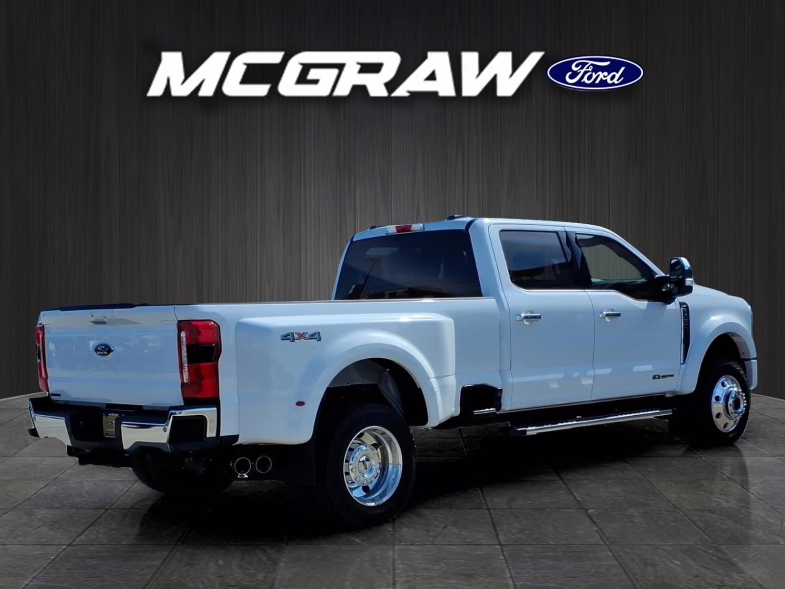 2026 Oxford White Ford Super Duty F-450 DRW Lariat 4X4 Truck