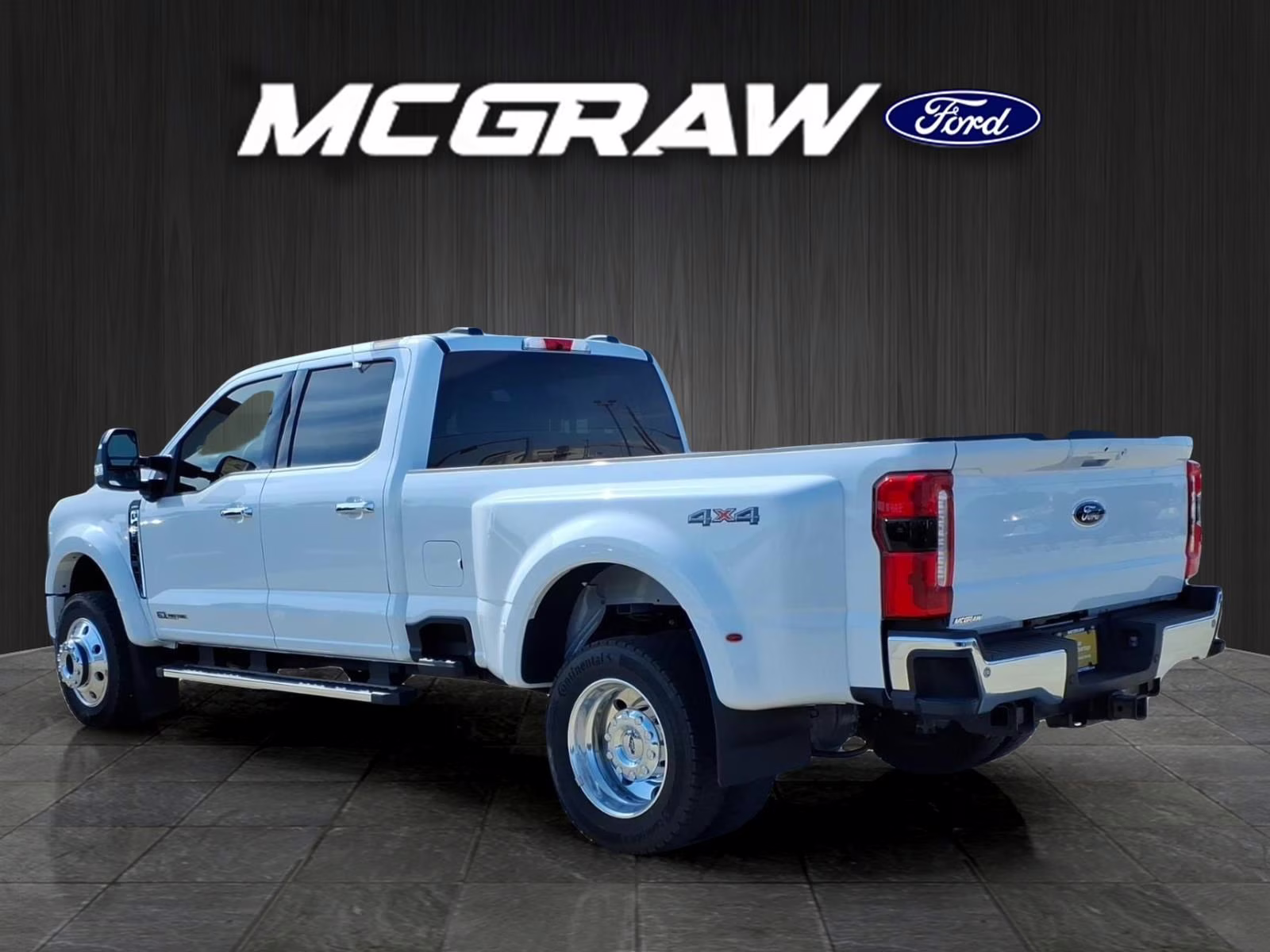 2026 Oxford White Ford Super Duty F-450 DRW Lariat 4X4 Truck