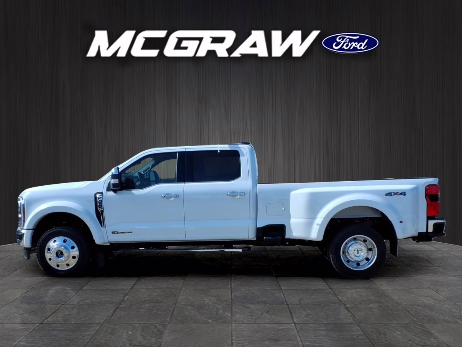 2026 Oxford White Ford Super Duty F-450 DRW Lariat 4X4 Truck
