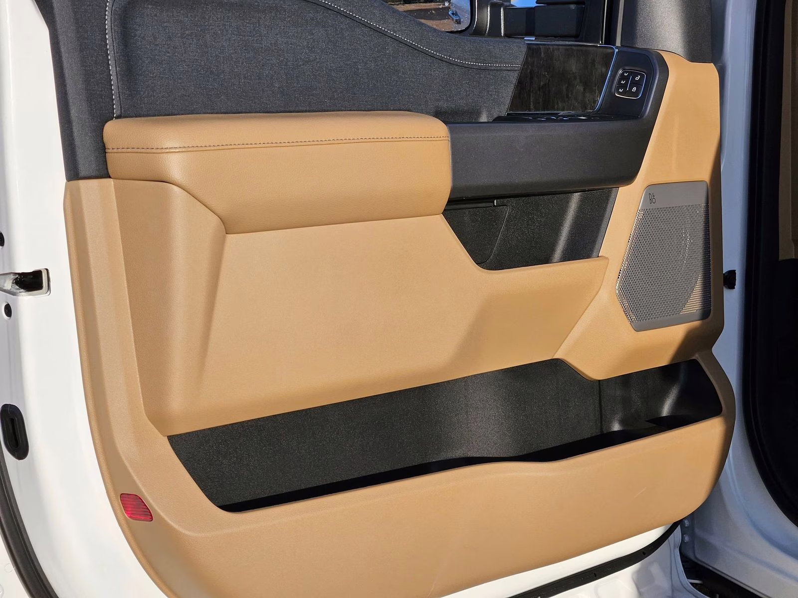 2026 White Metallic Ford Super Duty F-350 SRW Lariat 4X4 Truck