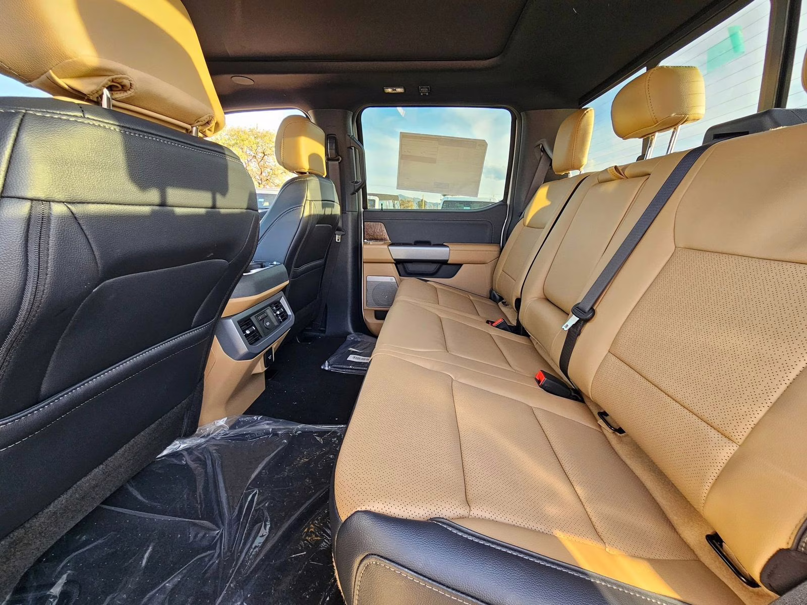 2026 White Metallic Ford Super Duty F-350 SRW Lariat 4X4 Truck