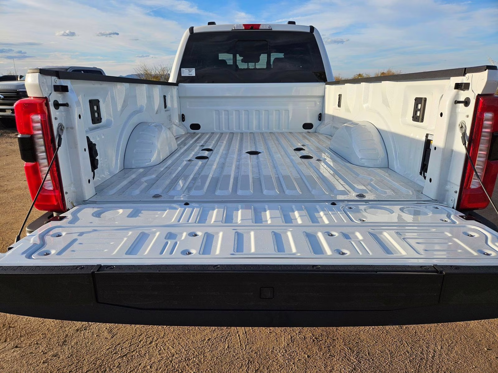 2026 White Metallic Ford Super Duty F-350 SRW Lariat 4X4 Truck