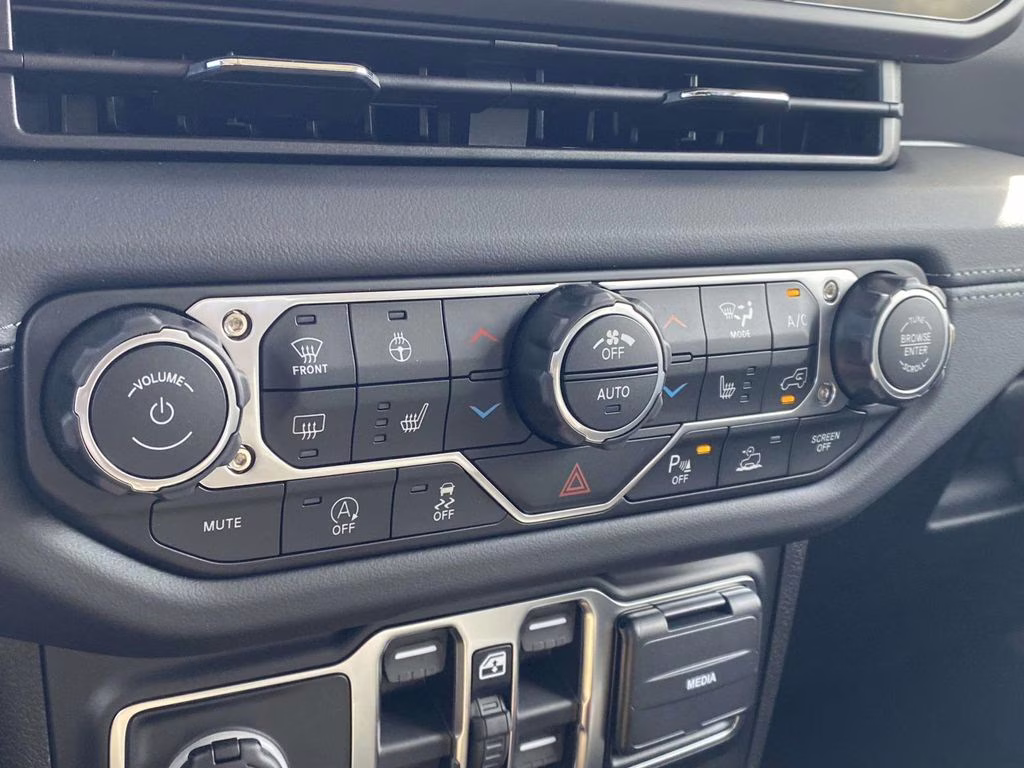 2026 Bright White Clearcoat Jeep Gladiator Sahara 4X4 Truck