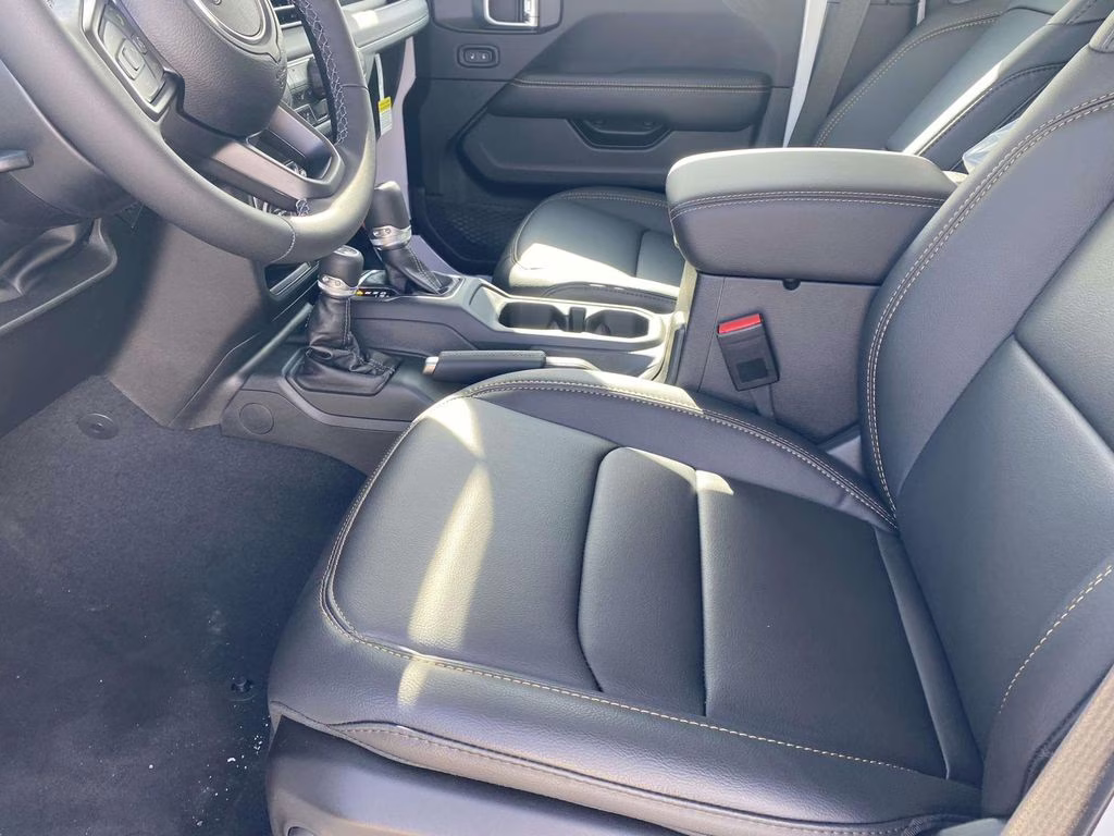 2026 Bright White Clearcoat Jeep Gladiator Sahara 4X4 Truck