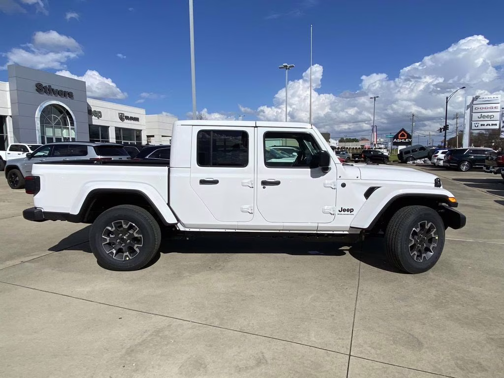 2026 Bright White Clearcoat Jeep Gladiator Sahara 4X4 Truck