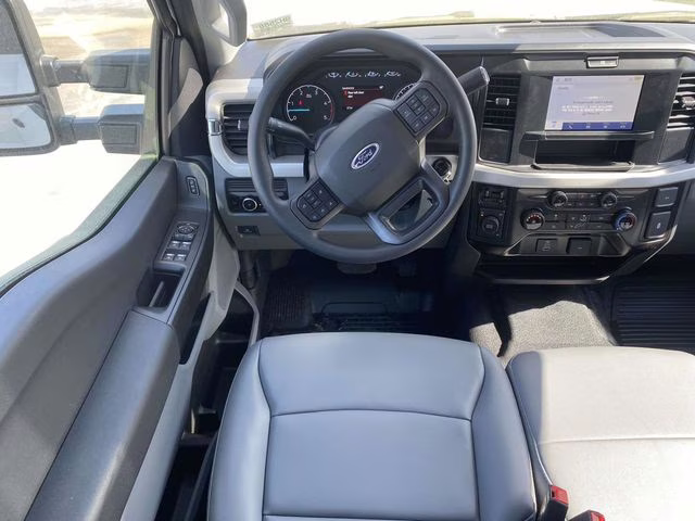 2026 Oxford White Ford Super Duty F-350 DRW XL 4X4 Truck