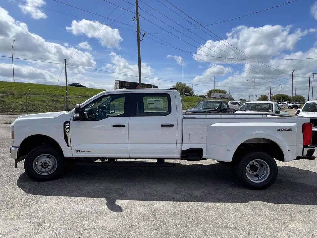 2026 Oxford White Ford Super Duty F-350 DRW XL 4X4 Truck