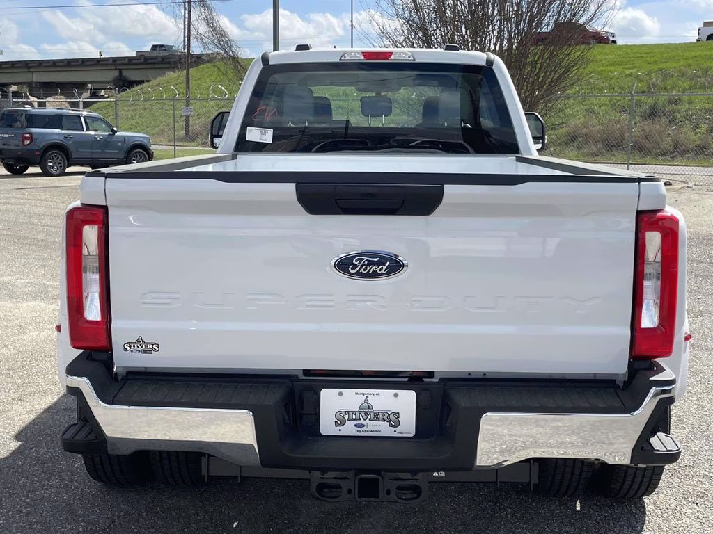 2026 Oxford White Ford Super Duty F-350 DRW XL 4X4 Truck