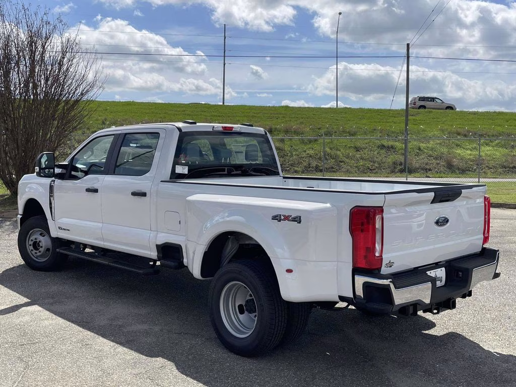 2026 Oxford White Ford Super Duty F-350 DRW XL 4X4 Truck
