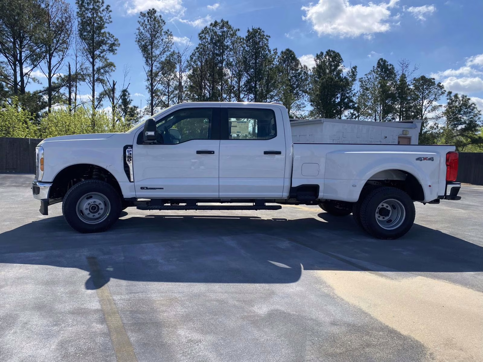 2026 Oxford White Ford Super Duty F-350 DRW XL 4X4 Truck