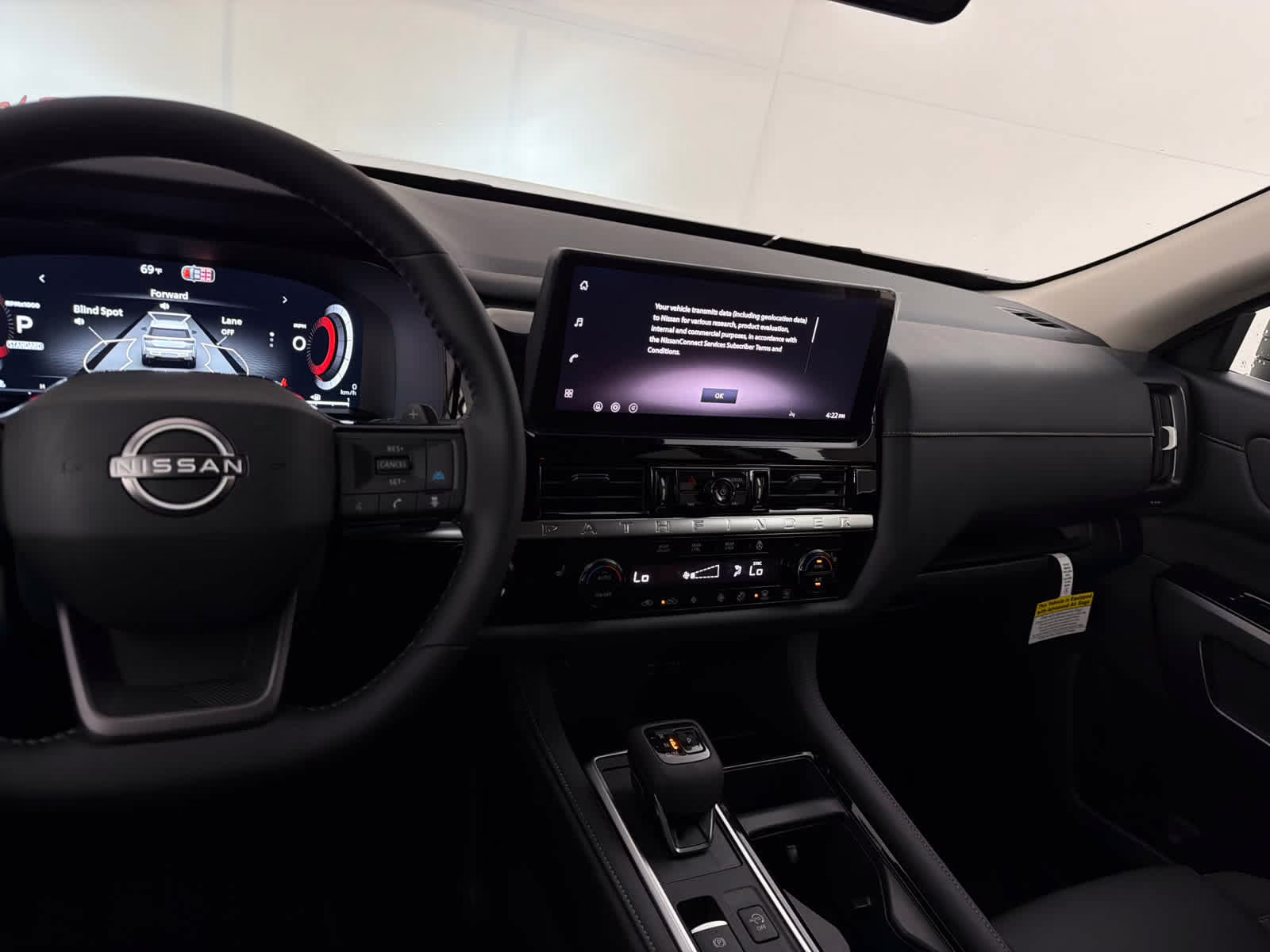 2026 Everest White Pearl Tricoat Nissan Pathfinder SL FWD SUV