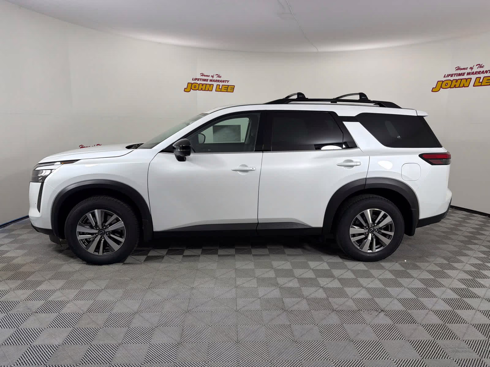 2026 Everest White Pearl Tricoat Nissan Pathfinder SL FWD SUV