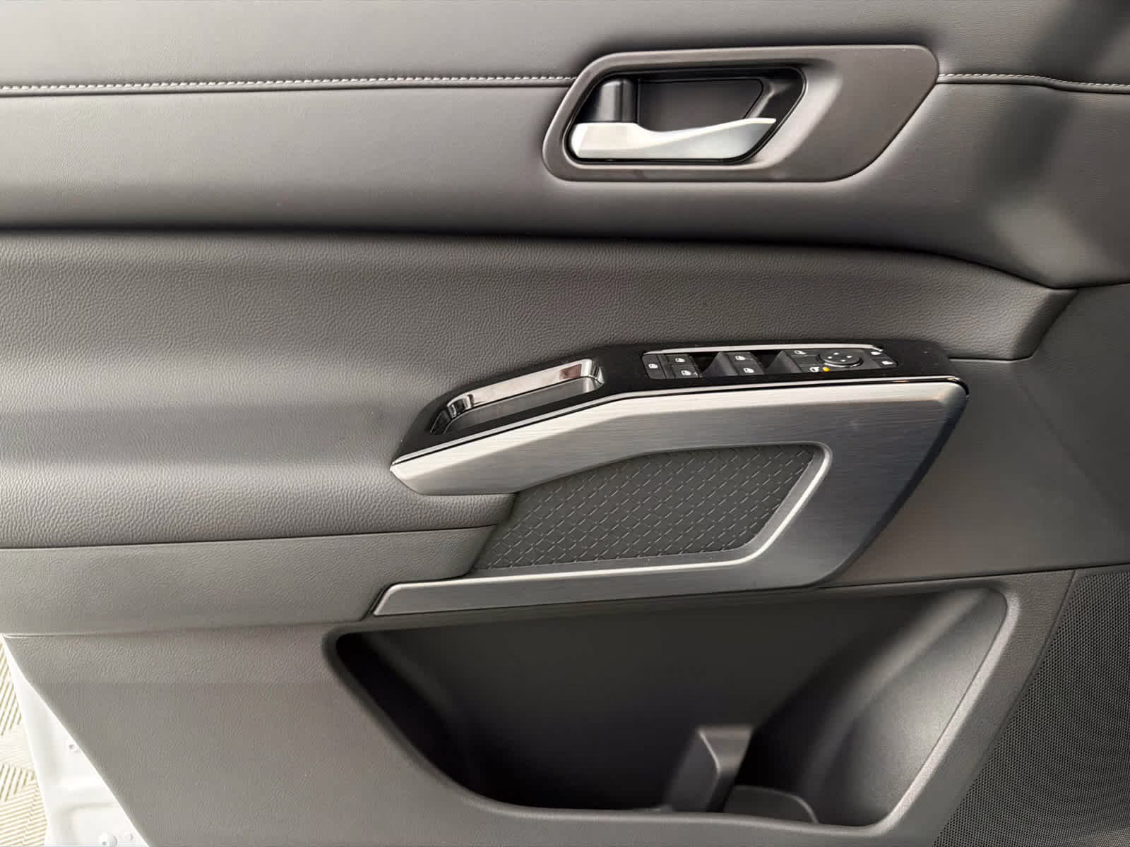 2026 Everest White Pearl Tricoat Nissan Pathfinder SL FWD SUV