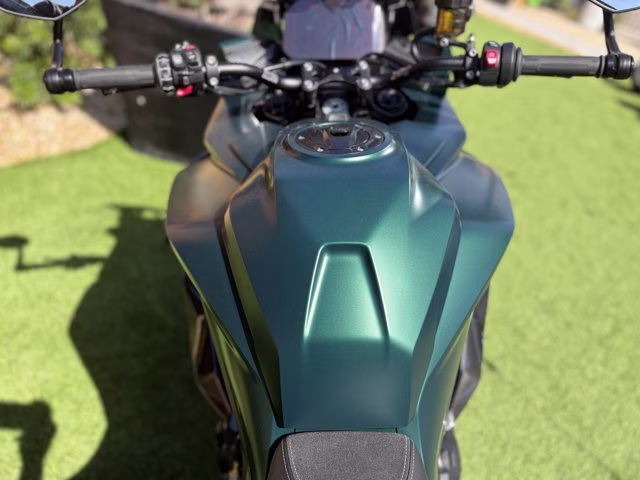 2026 AURELIUS GREEN METALLIC BMW M 1000 XR