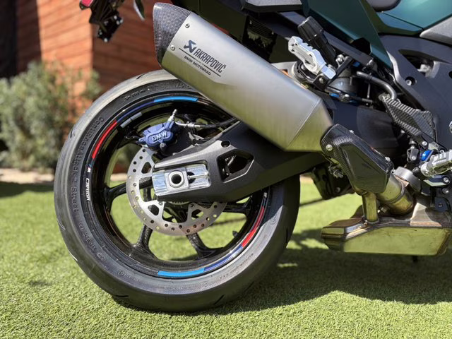 2026 AURELIUS GREEN METALLIC BMW M 1000 XR