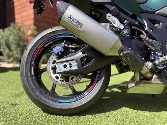 2026 AURELIUS GREEN METALLIC BMW M 1000 XR