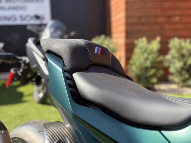 2026 AURELIUS GREEN METALLIC BMW M 1000 XR