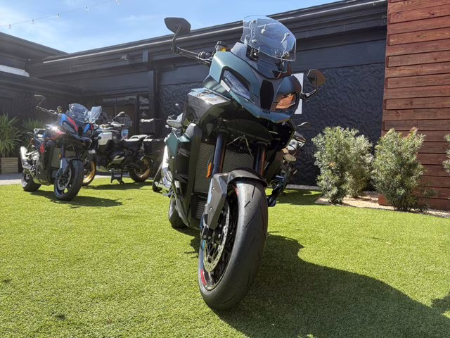 2026 AURELIUS GREEN METALLIC BMW M 1000 XR