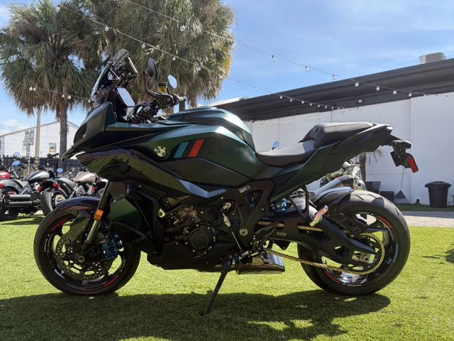 2026 AURELIUS GREEN METALLIC BMW M 1000 XR