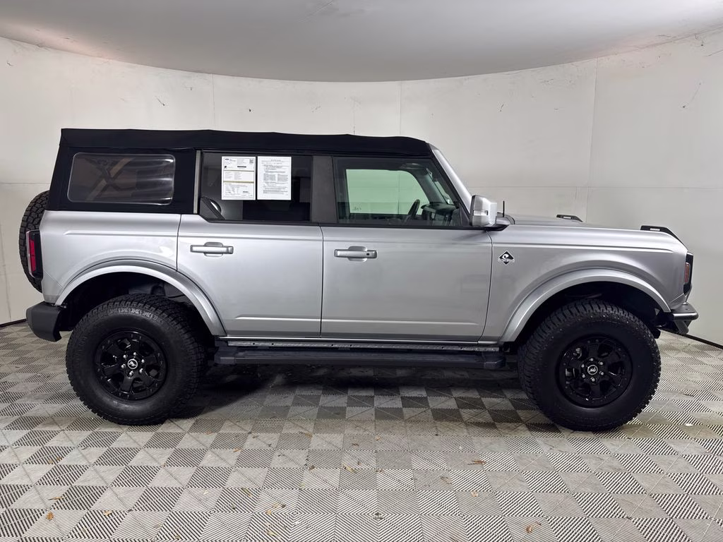 2021 Iconic Silver Metallic Ford Bronco Outer Banks 4X4 SUV