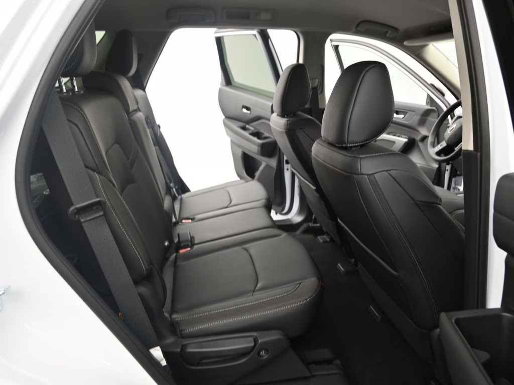 2026 Everest White Pearl Tricoat Nissan Pathfinder SL FWD SUV
